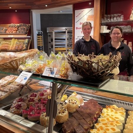 Bäckereipersonal vor der Auslage