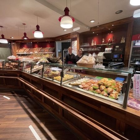 Bäckereipersonal vor der Auslage