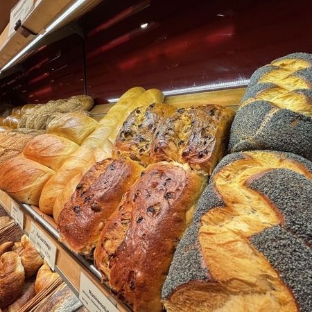Brotauslage im Geschäft