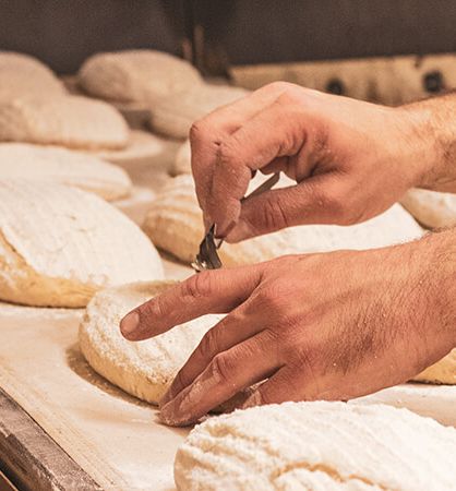 Teiglinge werden eingeschnitten
