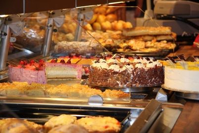 Tortenauswahl in der Bäckerei