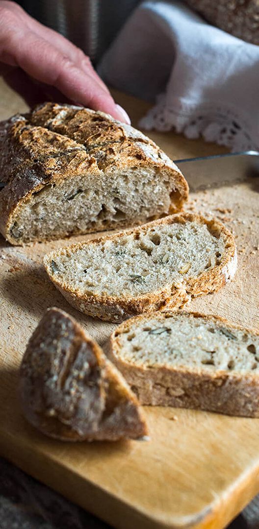 Brot wird ausgeschnitten